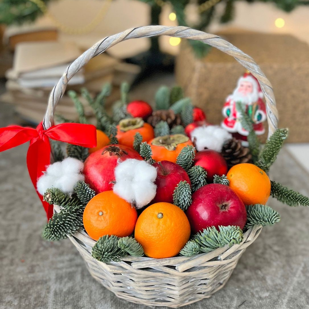 Novogodnij-buket-21.-Korzina-s-fruktami.jpg